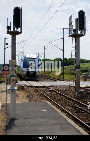 Zug von Epernay Avenay Val-d ' or-Bahnhof Champagne-Ardenne Annäherung an Frankreich Stockfoto