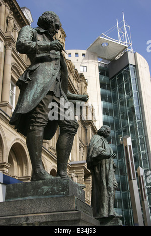 City of Leeds, England. Leeds City Square mit der Henry Charles Fehr Skulpturen Statuen von James Watt und John Harrison. Stockfoto