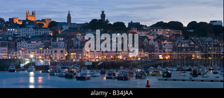 Panorama von St. Peter Port auf Guernsey in der Abenddämmerung Stockfoto