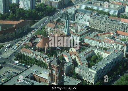 erhöhten Blick auf Roten Rathaus und Nikolaikirche in Ost-Berlin Deutschland Juni 2008 Stockfoto