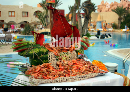 Einrichtung der tropischen Speisen und Obst am Pool. Stockfoto