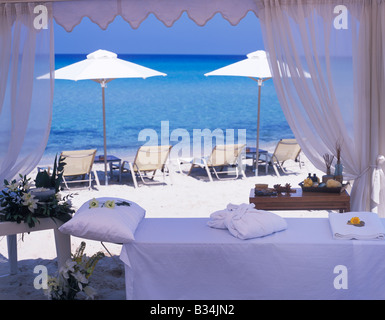 Griechenland, Chalkidiki, Porto Sani. Massage am Strand, Bousolos Stockfoto