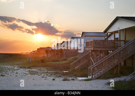 Strandhäuser bei Sonnenuntergang an der Küste von North Carolina, in der Nähe von Oak Island Stockfoto