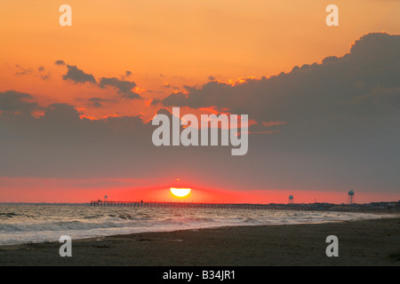 Sonnenuntergang über Caswell Strand, Oak Island, North Carolina Stockfoto