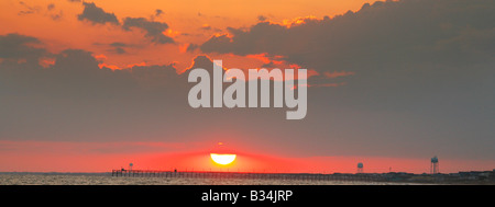 Sonnenuntergang über Caswell Strand, Oak Island, North Carolina Stockfoto