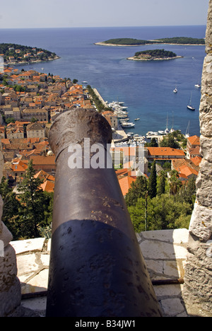 Hvars Spanjola Festung, Kanone mit Blick auf Stadt und Hafen auf der Insel Hvar Stockfoto