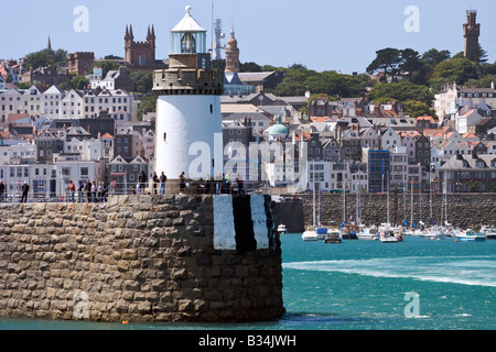 Der Leuchtturm Mole und St Peter Port auf Guernsey Stockfoto
