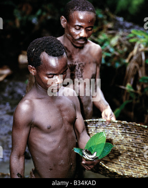 Uganda, Semliki Forest, Bundibugiyo. Bands der Batwa Pygmäen jagen und Fischen in der Semliki Forest von Westen Ugandas verstreut ein Stockfoto