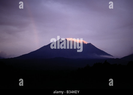 Uganda, Virunga Vulkane Mount Sabinyo. Mount Sabinyo (11.923 Fuß) ist einer der drei Vulkane der Virunga-Kette an der Grenze Uganda. Seinen Namen in der lokalen Sprache bedeutet "Vater mit riesigen Zähnen", weil eine Reihe von fünf scharfen Felsen Zinnen geben das Aussehen der ragen aus einer langen, gebogenen Kiefer (seine Gipfelgrat)... . Stockfoto