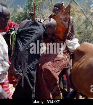 Kenya, Samburu District Maralal. Am Abend vor ein Samburu-Jungen beschnitten ist, muss er über seine Mutter unter einem speziellen lehnen Stockfoto