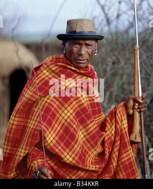 Kenya, Samburu District, South Horr. Eine Decke gekleideten Samburu elder. In den Tagen bis zum wird Beschneidung seines Sohnes, er deutlich nervös sein Sohn Verhalten während des Betriebes. Ein Junge sollte zeigen Anzeichen von Angst oder schreien, er bringt Schande zu seiner Familie. Stockfoto