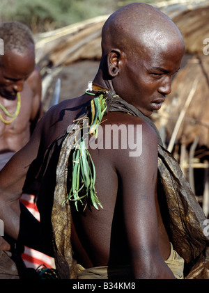 Kenya, Samburu District, South Horr. Samburu Jugendlicher in der Beschneidung Kleidung wartet nachdenklich seinerseits "under the Knife". Die Stockfoto