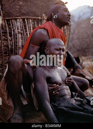 Kenya, Samburu District, South Horr. In den frühen Morgenstunden singt ein Samburu-Jugend der Lebarta, den Samburu Beschneidung Gesang, jus Stockfoto