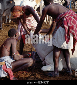 Kenya, Samburu District, South Horr. Sofort einen Samburu-Jugend beschnitten worden, zieht seine rituellen Sponsoren und Freunde Stockfoto