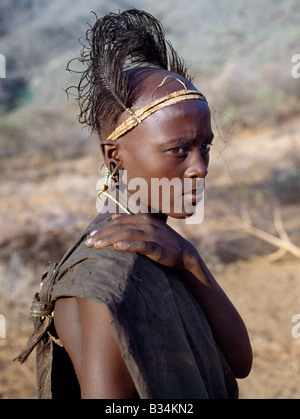 Kenia, South Horr, Kurungu. Samburu Jugendlicher nach seiner Beschneidung.  Der Tag, nachdem er beschnitten worden ist, muss der Initiand ha Stockfoto