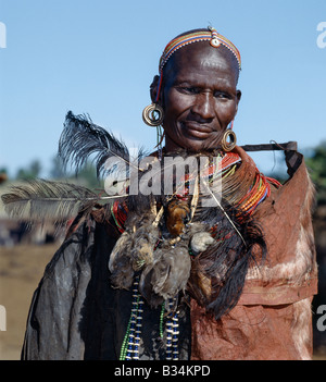 Kenya, Samburu District Maralal. Stolze Mutter von zwei vor kurzem beschnittenen jungen Samburu trägt kurz ihre Vogel-Haut-headdres Stockfoto