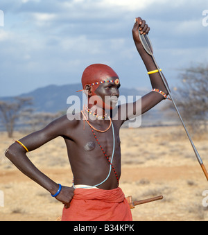 Kenya, Samburu District, Wamba. Sofort ein Eingeweihter seine Lmuget-Loolbaa-Zeremonie (die Zeremonie der Pfeile) einen Monat nach seiner Beschneidung abgeschlossen ist, wird er ein junior Krieger des Stammes Samburu. Aus einen tristen schwarzen Mantel trug und trägt einen Bogen und Pfeile, zieht er mit Stolz die ochred Pracht eines Kriegers Speer in der hand. Über Nacht, wird er von einem jungen zu einem Mann, zuversichtlich, seine neue Rolle im Stammes-Angelegenheiten umgewandelt. Stockfoto