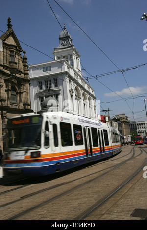 Stadt von Sheffield, England. Eine öffentliche Verkehrsmittel Transit Haupteinkaufsstraße Sheffield Supertram. Stockfoto