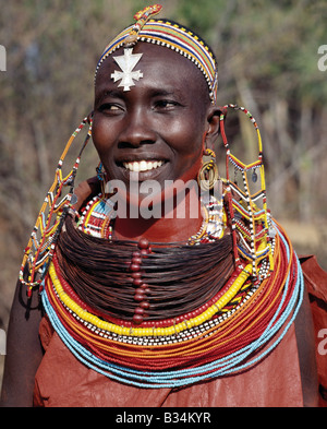 Kenya, Samburu District, Kirimun. Eine Samburu Frau trägt eine Mporro-Halskette, die ihr verheirateten Status bedeutet. Diese Halsketten, einmal der Haare von Giraffe Schwänzen, bestehen nun aus Fasern von Doum Palmwedel (Hyphaene Coriacea). Die Perlen sind mid-19th Jahrhundert venezianischem Glasperlen, die frühen Jäger und Händler zu Samburuland eingeführt wurden. Stockfoto
