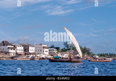 Kenia, Küstenprovinz, Lamu Insel. Ein Mashua Segel aus dem geschützten, natürlichen Hafen der Insel Lamu. Dau ist die Umgangssprache Stockfoto