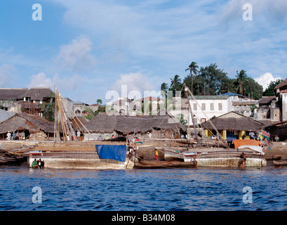 Kenia, Küstenprovinz, Lamu Insel. Mashuas sind geschabt und repariert entlang der Uferpromenade der geschützten, natürlichen Hafen von L Stockfoto