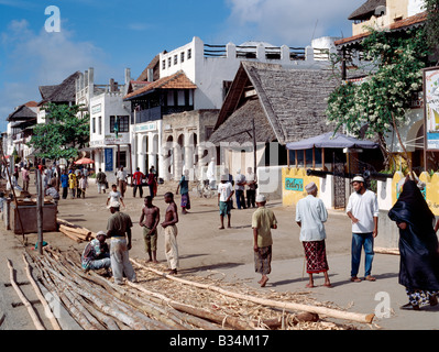 Kenia, Küstenprovinz, Lamu Insel. Eine typische lebhafte Szene entlang der Küste der Insel Lamu. Die Mehrheit der Menschen auf die Stockfoto