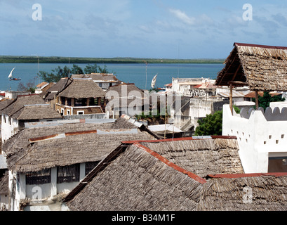 Kenia, Küstenprovinz, Lamu Insel. Ein Blick über Makuti strohgedeckten Dächern bis zur Mündung, die Lamu Insel unbewohnt m teilt Stockfoto