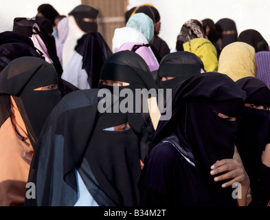 Kenia, Küstenprovinz, Lamu Insel. Eine Gruppe von Lamu Frauen tragen traditionelle islamische Kleidung und Gesicht Schleier (sogenannt lokal bui Stockfoto