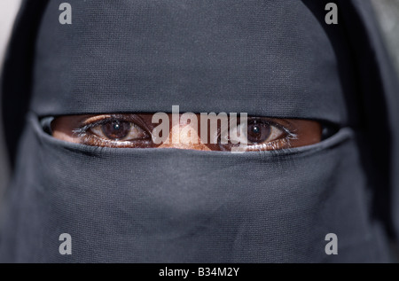 Kenia, Küstenprovinz, Lamu Insel. Die Augen einer Lamu Frau trägt einen traditionellen schwarzen islamische Kleidung und Gesicht Schleier (Loca bekannt Stockfoto