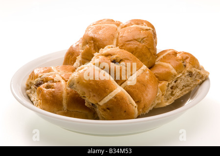 Kommerziell gebackene Hot-Cross-Brötchen auf einem weißen Teller. UK Stockfoto