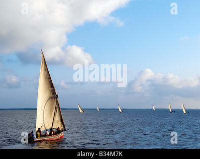 Kenia, Kisingitini, Insel Pate. Kurz nach Sonnenaufgang jeden Tag sticht die Fischereiflotte aus dem geschützten, natürlichen Hafen von Stockfoto