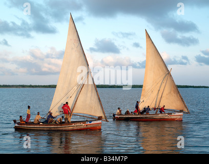 Kenia, Insel Pate, Kisingitini. Bei Sonnenaufgang sticht die Fischereiflotte aus dem geschützten, natürlichen Hafen von Kisingitini auf Pa Stockfoto