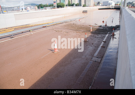 Broadway Kreisverkehr Westlink, Belfast unter 5m Hochwasser.  Unterführung war nur 4 Wochen früher geöffnet. Stockfoto