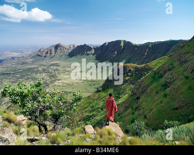 Kenya, Samburu District, Losiolo. Ein Samburu Krieger blickt auf die östlichen Böschung des afrikanischen Great Rift Valley am Losiolo, nördlich von Maralal. Von 8.000 Fuß stürzt das Land entfernt 3.000 Fuß in raue Landschaft, die Domäne der nomadisierenden Viehzüchtern vor steigenden wieder 75 Meilen entfernt. Die Aussicht auf Losiolo sind die spektakulärsten in Kenia von den größten, längsten und auffälligste Merkmal seiner Art auf der Erde. Stockfoto