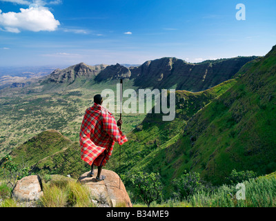 Kenia, Losiolo, Samburu District. Ein Samburu Krieger blickt auf die östlichen Böschung des afrikanischen Great Rift Valley am Losiolo, nördlich Stockfoto