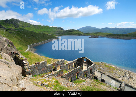 Das verlassene Kupfermine Gebäude neben Llyn llydaw Neben der Bergleute aus Pen y Pass auf den Gipfel des Mount Snowdon Stockfoto