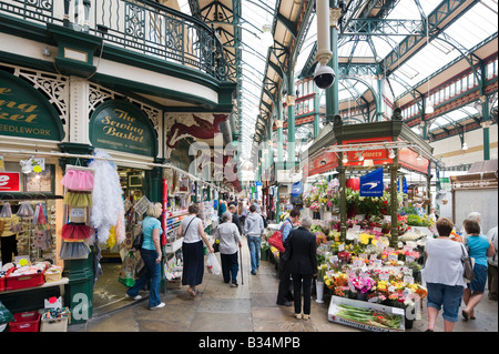 Innenraum der Edwardian Kirkgate Market, Leeds, West Yorkshire, England mit einer CCTV-Kamera im Vordergrund Stockfoto