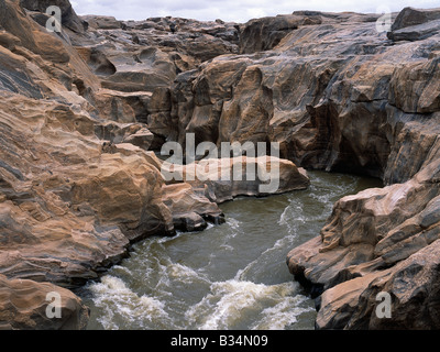Kenia, Tsavo East National Park, Lugard Falls. Rock, Bildhauerei bei Lugard Falls wo Galana Fluss seinen Lauf durch den Fels gegraben hat. Die Fälle wurden nach Captain (später Lord) Lugard benannt spielte eine wichtige Rolle in der britischen Kolonialgeschichte. Kenia überquerte im Jahr 1890 er auf seinem Weg, unruhigen Uganda zu befrieden. Stockfoto