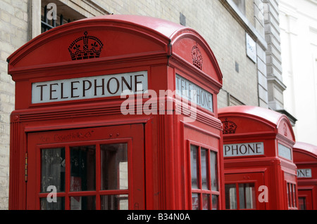 Eine Reihe von vier klassische rote Telefonzellen in Covent Garden, London, England. Foto von Julio Etchart Stockfoto