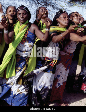 Kenia, Marsabit District, Kalacha. Gabbra Frauen singen und tanzen, um eine Hochzeit zu feiern. Die traditionelle Metall Verzierung auf ihren Köpfen wird Malmal genannt. Stockfoto