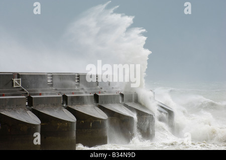 Eine große Welle und stürmischer See krachte gegen die Küstenschutzes in Brighton Marina in England. Stockfoto