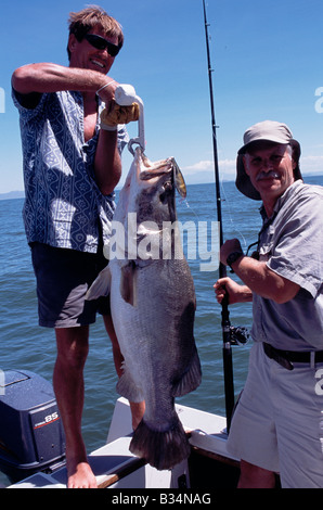 Kenia, Turkana-See. Angeln Guide, Colin Burch, hält eine 50 lb Nilbarsch auf einen Köder gefangen. Nilbarsch sind der größte Süßwasserfisch für Angler zugänglich. Die größte Nilbarsch aktenkundig war gefangen von der lokalen Fischer am Viktoriasee und 232 kg wog. Stockfoto