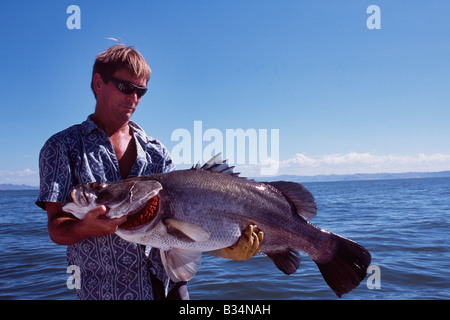 Kenia, Turkana-See. Angeln Guide, Colin Burch, hält eine 30 lb Nilbarsch auf einen Köder gefangen. Nilbarsch sind der größte Süßwasserfisch für Angler zugänglich. Die größte Nilbarsch aktenkundig war gefangen von der lokalen Fischer am Viktoriasee und 232 kg wog. Stockfoto