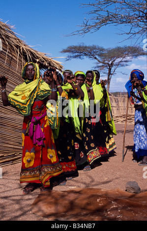 Kenia, Chalbi Wüste, Kalacha. Gabbra Frauen tanzen auf einer Versammlung in das Dorf Kalacha.  Die Gabbra sind ein kuschitischen Stamm von Stockfoto