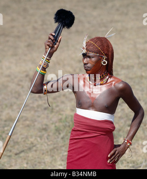 Kenya, Samburu District, Maralal. Ein Samburu Krieger in all seiner Pracht. Den schwarzen Straußenfedern Bommel oben auf seinen Speer. Stockfoto