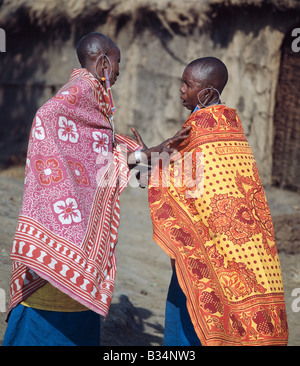 Kenia, Trans-Mara, Lolgorien. Zwei Massai Frauen tief im Gespräch. Stockfoto