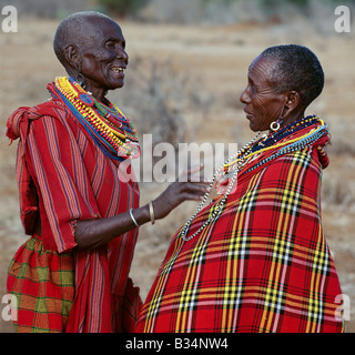 Kenia, Kajiado, Ol Doinyo Orok. Zwei Massai-Frauen in traditioneller Kleidung chatten miteinander. Stockfoto