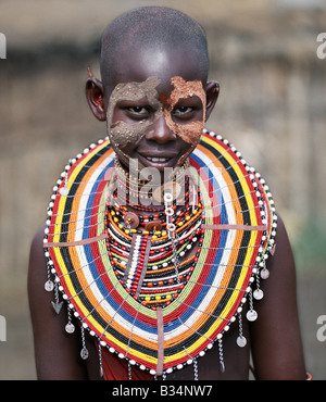 Kenia, Trans-Mara, Lolgorien. Ein junges Maasai Mädchen trägt Gesicht malen und zahlreiche Perlen Schmuck in Vorbereitung auf einen Tanz mit Kriegern. Stockfoto