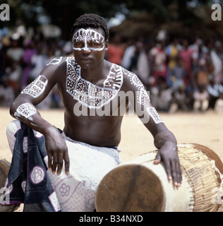 Kenia, Tana River Ngao. Pokomo Schlagzeuger von Tana River Distrikt in Kenia. Stockfoto