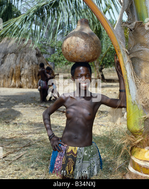 Gongoni Malindi, Kenia. Ein Giriama Mädchen aus Kenias Küstenprovinz einen Kürbis voller Wasser auf ihrem Kopf tragen. Stockfoto